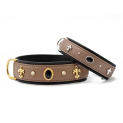 Handgjort läderhalsband med stenar och emblem taupe & mässing